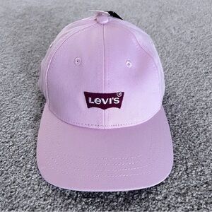 💚 NWT Women’s snap back Levi’s hat